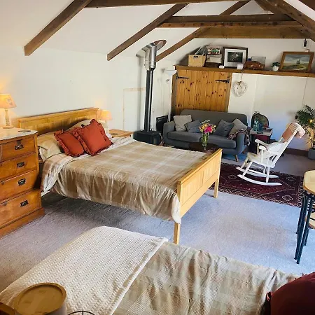 Cozy, Open Plan Barn With Log Burner *